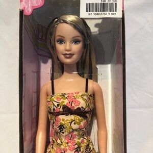 Vintage 2004 CITY STYLE BARBIE DOLL / New in Box / Pants & Shirt / G8568 G8563